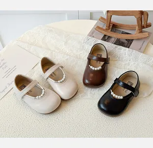 Trois paires de babies pour filles en beige, marron et noir avec brides à perles