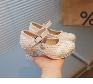 Detailansicht der Mädchen Prinzessinenschuhe mit Strasssteinen und Mondanhänger