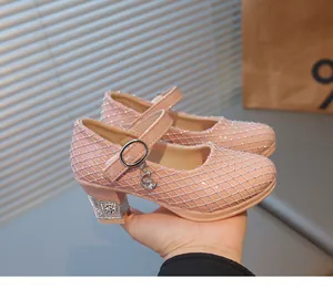 Detail von rosa Mädchen Mary Jane Absatzschuhen mit Strass, Mondanhänger und Blockabsatz