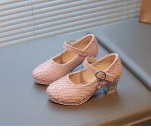 Detail von rosa Strass-Mary-Jane-Schuh mit Herzanhänger und silbernem Glitzerabsatz