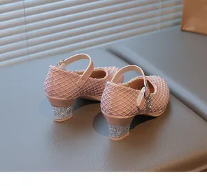 Details von rosa Mädchen-Mary-Janes mit funkelnden Strasssteinen und Kristallschnalle