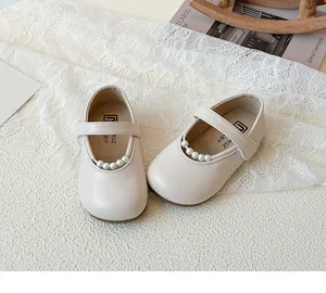 Détail de chaussures Mary Jane crème pour fille avec cinq perles sur la bride