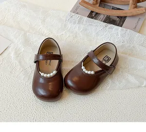 Vue détaillée de chaussures Mary Jane en cuir marron foncé pour filles avec bride perle