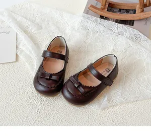 Flache Ansicht brauner Mary Jane Schuhe für Mädchen mit Schleife und Klettverschluss auf Spitze