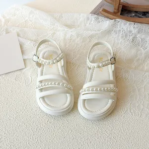 Sandali bianchi da bambina con eleganti cinturini di perle e morbida pelle per l'estate