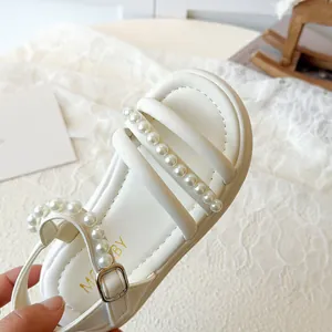 Eleganti sandali da bambina color crema con perle e fibbia regolabile per l'estate