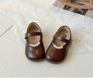 Vue détaillée de chaussures Mary Jane marron pour bébé avec bride à perles et matité
