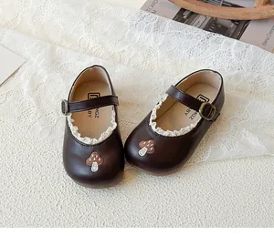 Details von Baby-Mary-Jane-Schuhen mit Pilzstickerei und feiner Spitzenbordüre
