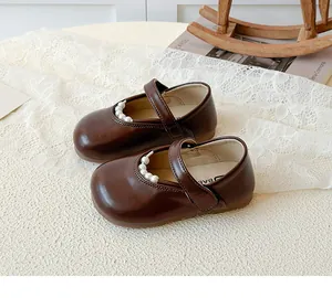 Détails de Mary Janes marron foncé pour filles avec perles blanches et bride velcro