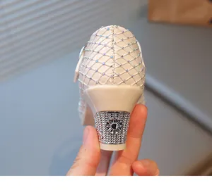 Detailansicht der glitzernden Strass-Mesh-Deko und silbernem Blumenmuster am Mädchenschuh