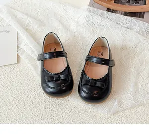 Detailansicht schwarzer Mary Jane Lederschuhe für Mädchen mit Schleife und Wellenrand