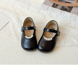 Vue détaillée de dessus des babies noires avec bride perlée et cuir au fini mat