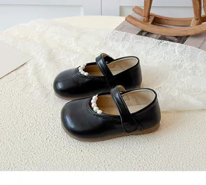 Détail de ballerines Mary Jane noires pour fille avec perles et semelle gomme