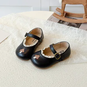 Elegante schwarze Mädchen-Mary-Janes mit Spitzenbesatz und braunem Pilz-Stickerei