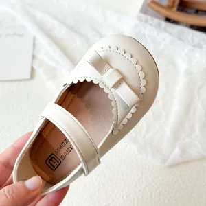 Cremeweiße Mädchen Mary Jane Schuhe mit Schleife, Wellenrand und weicher Sohle für Kleinkinder