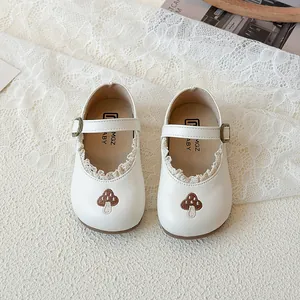 Weiße Mädchen Mary Jane Schuhe mit Spitzenbesatz, Pilzbestickung und Retro Schnalle