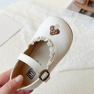 Mädchen Mary Jane Schuhe in Creme mit Spitzenborte und Pilzstickerei für den Frühling