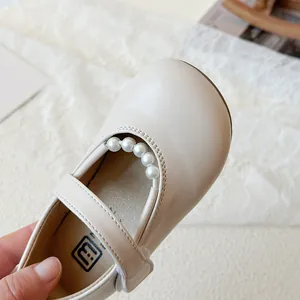 Chaussures Mary Jane classiques beige pour filles avec bride perlée et fini mat