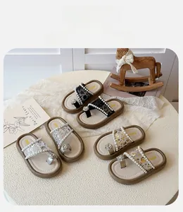 Détail de mules à paillettes pour filles avec perles et strass en noir doré et argenté