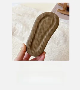 Détail de la semelle en caoutchouc antidérapante pour sandales à paillettes pour filles