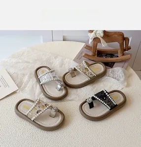 Détail de sandales à paillettes pour filles avec perles en argent, doré et noir