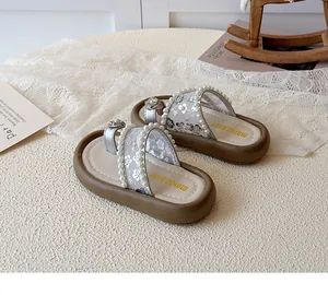 Détail de sandales à paillettes pour filles avec perles, strass floraux et semelles souples