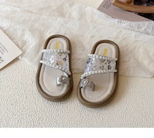 Vue détaillée de sandales pailletées pour filles avec perles et décoration florale