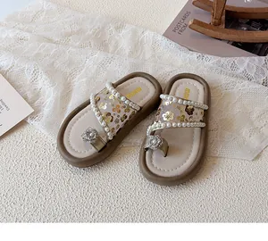 Vue détaillée de sandales pour filles avec brides en perles et fleurs à paillettes