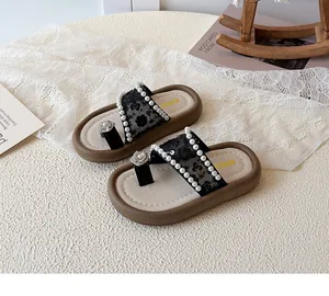 Détails de sandales pour filles en dentelle avec bordure perlée et fleur en strass sur fond beige