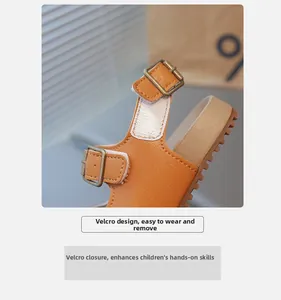 Détails de sandales orange pour enfants avec sangles velcro et boucles en métal élégantes