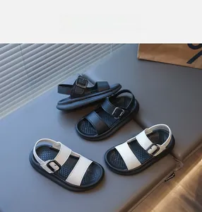 Dettaglio di sandali per bambini con fibbie regolabili su una superficie strutturata