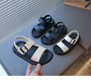 Dettaglio del design a doppia fibbia e suola in gomma morbida dei sandali per bimbi