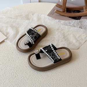 Sandales filles à semelle souple avec perles blanches et broderies de dentelle noire