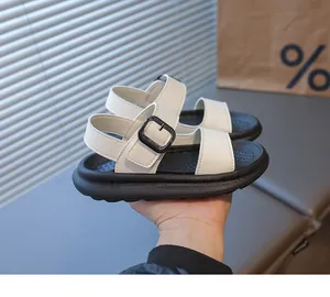 Dettagli dei cinturini in pelle bianca e suola in gomma antiscivolo per sandali bimbi