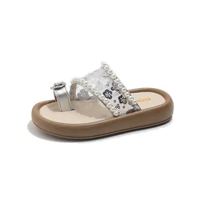 Sandales argentées pour filles avec perles et résille fleurie sur semelle souple
