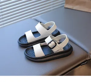 Dettaglio di sandali per bambini con cinturini a contrasto bianco e nero e suole morbide