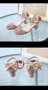 Detail der rosa Pailletten-Prinzessinenschuhe für Mädchen mit großer Schleife an der Ferse