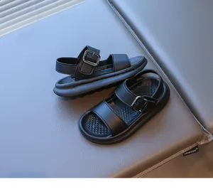 Dettaglio di sandali neri per bambini in ecopelle con fibbie metalliche e plantare