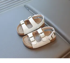 Vue détaillée de dessus de sandales d'été blanches pour enfants avec boucles métalliques