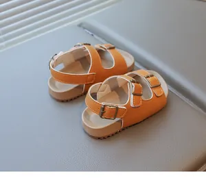 Détail de sandales Birkenstock pour enfants en marron avec boucles en métal et semelles épaisses