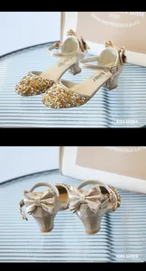 Detail von goldenen Pailletten-Schuhen für Mädchen mit Fesselriemen und Schleife hinten