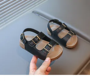 Détails des sandales enfant noires à double boucle avec semelle souple et boucles métal
