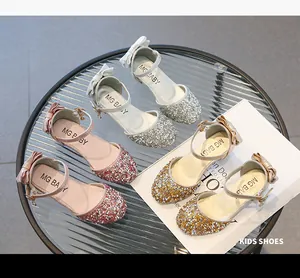 Detailansicht der glitzernden Pailletten und Schleifen auf Prinzessinnenschuhen für Mädchen