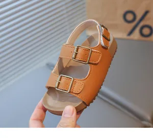 Gros plan de sandales marron pour enfants en similicuir avec boucles de serrage