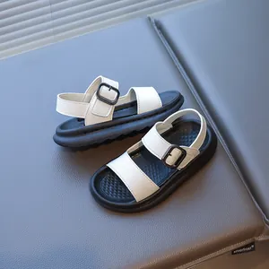 Sandali moderni per bambini bianco e nero con suole in gomma e fibbie metalliche