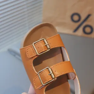 Sandales Birkenstock pour enfants en cuir marron avec double bride et boucles métal