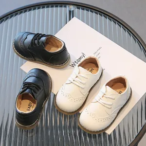 Mocassini brogue classici per bambini in bianco e nero con suole in gomma antiscivolo e stringhe