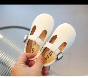 Détail de chaussures Mary Jane blanches en cuir pour bébé avec boucle et semelle souple
