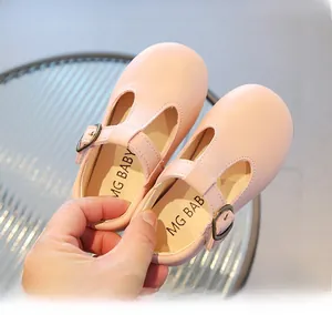 Détail de chaussures Mary Jane roses pour petites filles avec bride en T et semelle souple