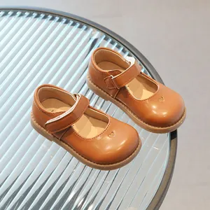 Chaussures Mary Jane classiques marron pour filles avec découpe en cœur et velcro